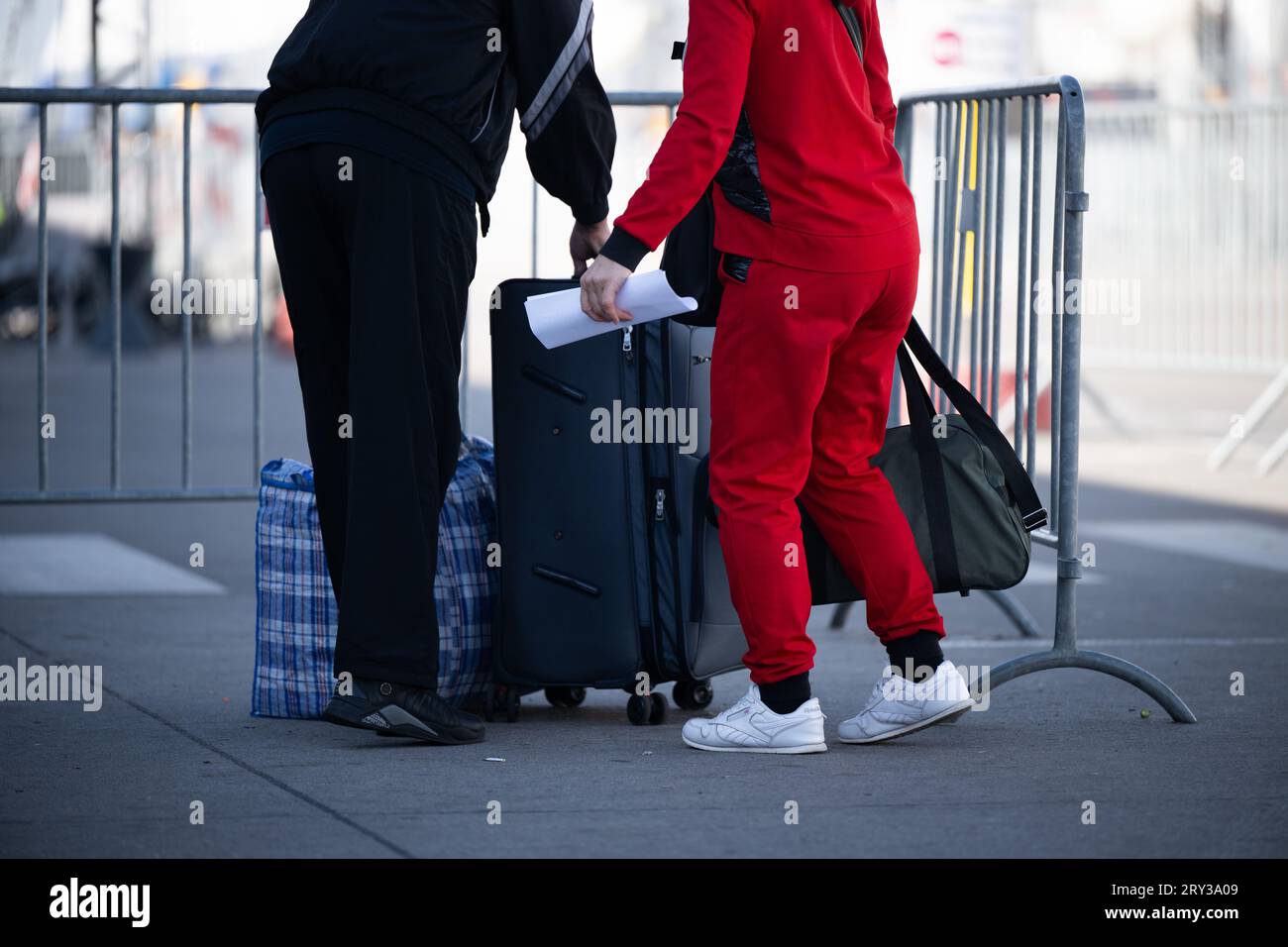 Berlin, Allemagne. 28 septembre 2023. Les résidents se tiennent près d'une valise dans l'abri d'urgence pour réfugiés de l'ancien aéroport de Tegel. Crédit : Sebastian Gollnow/dpa/Alamy Live News Banque D'Images