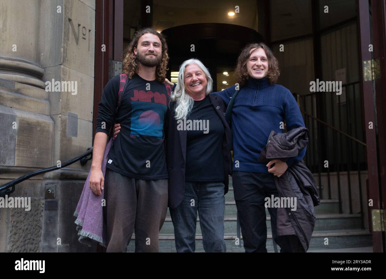 Londres, Angleterre, Royaume-Uni. 28 septembre 2023. Les militants de Just Stop Oil qui ont pris d'assaut le terrain de cricket Lord's Cricket Ground à The Ashes JACOB BOURNE (L), JUDIT MURRAY et DANIEL KNORR sont vus devant le tribunal de première instance de la ville de Londres après avoir été reconnus coupables par le juge. (Image de crédit : © Tayfun Salci/ZUMA Press Wire) USAGE ÉDITORIAL SEULEMENT! Non destiné à UN USAGE commercial ! Banque D'Images