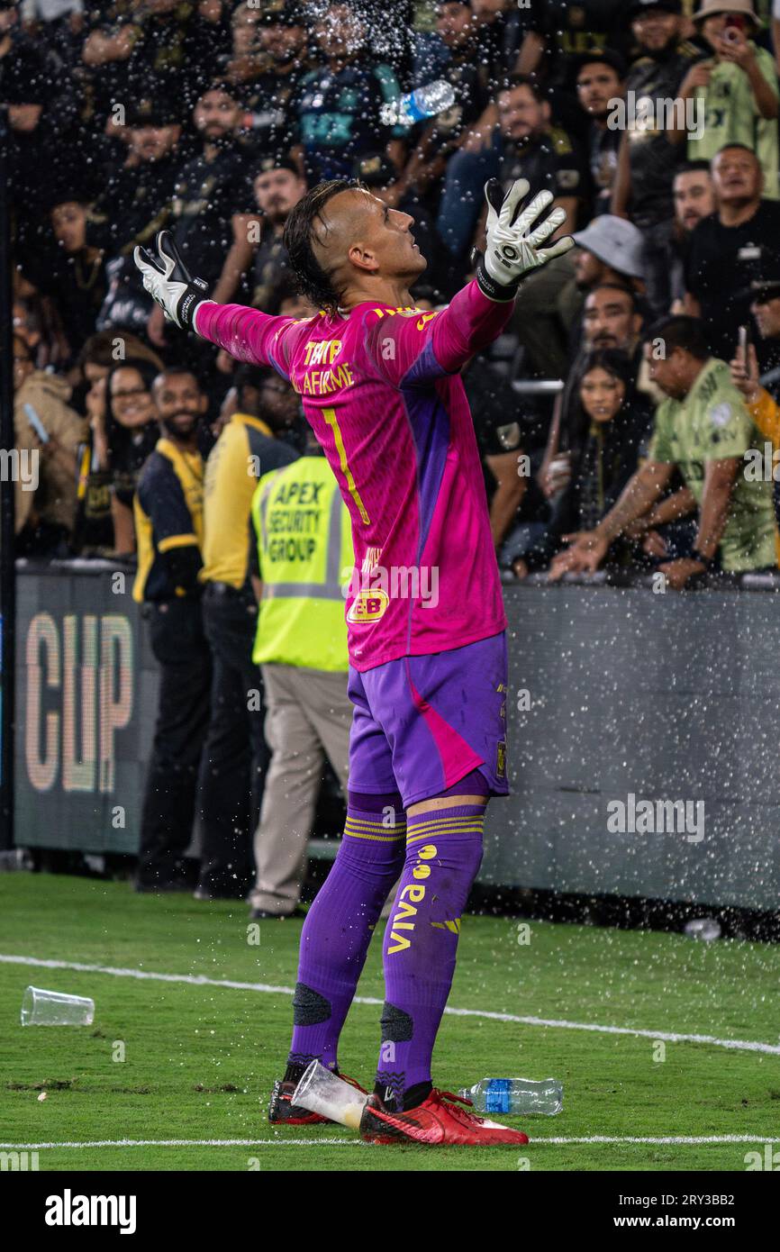 Les fans du LAFC jettent des bouteilles d’eau et de la bière chez le gardien Tigres UANL Nahuel Guzmán (1) lors de la finale de la Campeones Cup 2023, mercredi 27 septembre 2023, Banque D'Images