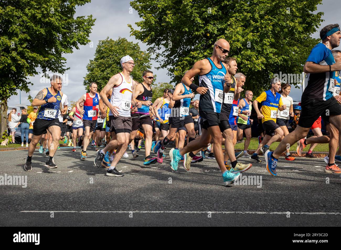 Spectrum Striders Running Club a célébré son 40e anniversaire avec la Birchwood 10k Race 2023. Ils s'efforcent d'être la race la plus verte du Nord Banque D'Images