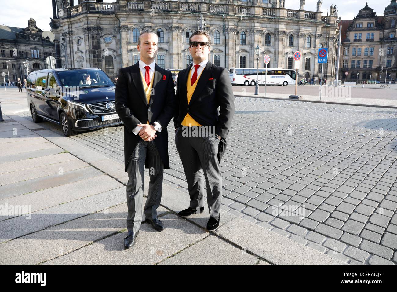 Maxence de Damas und Alexandre de Damas beim Sektempfang anlässlich der Trauung von Maria Teresita Prinzessin von Sachsen und Graf Beryl Alexandre de Banque D'Images