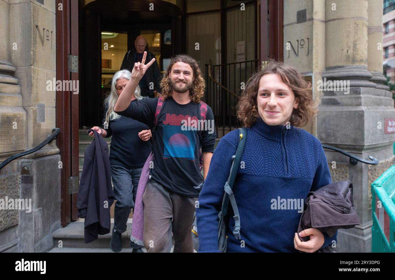 Londres, Angleterre, Royaume-Uni. 28 septembre 2023. Just Stop Oil militants qui ont pris d'assaut le terrain de cricket Lord's Cricket Ground à Ashes JACOB BOURNE (M) JUDIT MURRAY et DANIEL KNORR sont vus devant la City of London magistratess' court après avoir été reconnus coupables par le juge. (Image de crédit : © Tayfun Salci/ZUMA Press Wire) USAGE ÉDITORIAL SEULEMENT! Non destiné à UN USAGE commercial ! Banque D'Images