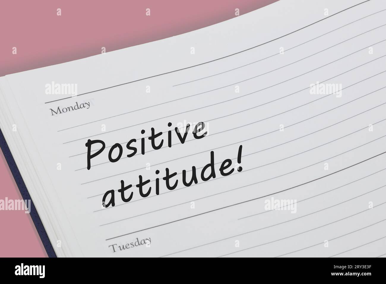 Rappel de journal d'attitude positive ouvert sur le bureau Banque D'Images