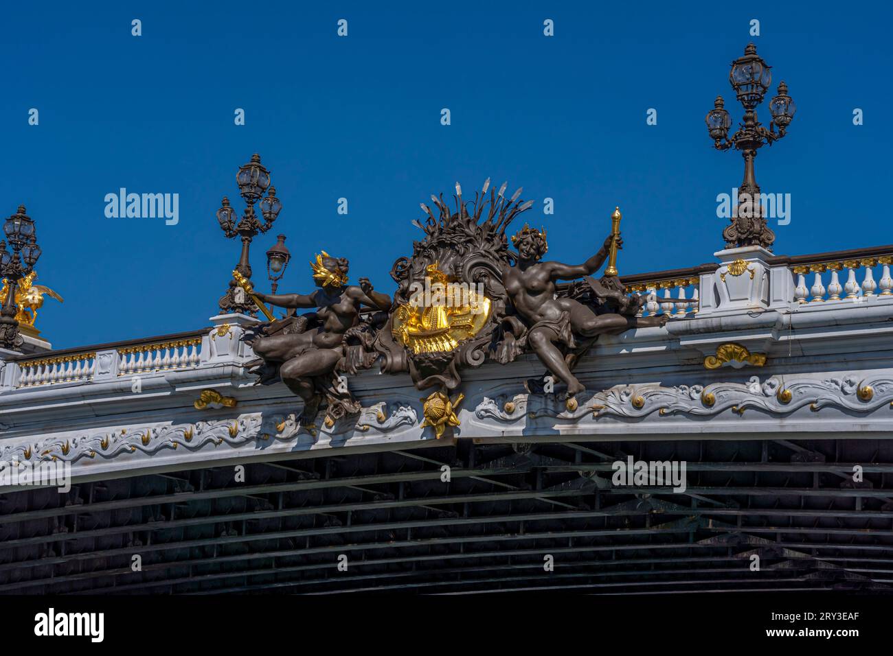 Paris, France - 12 30 2020 : quais de Seine. Détails du pont Alexandre III avec sculptures et lampadaire Banque D'Images