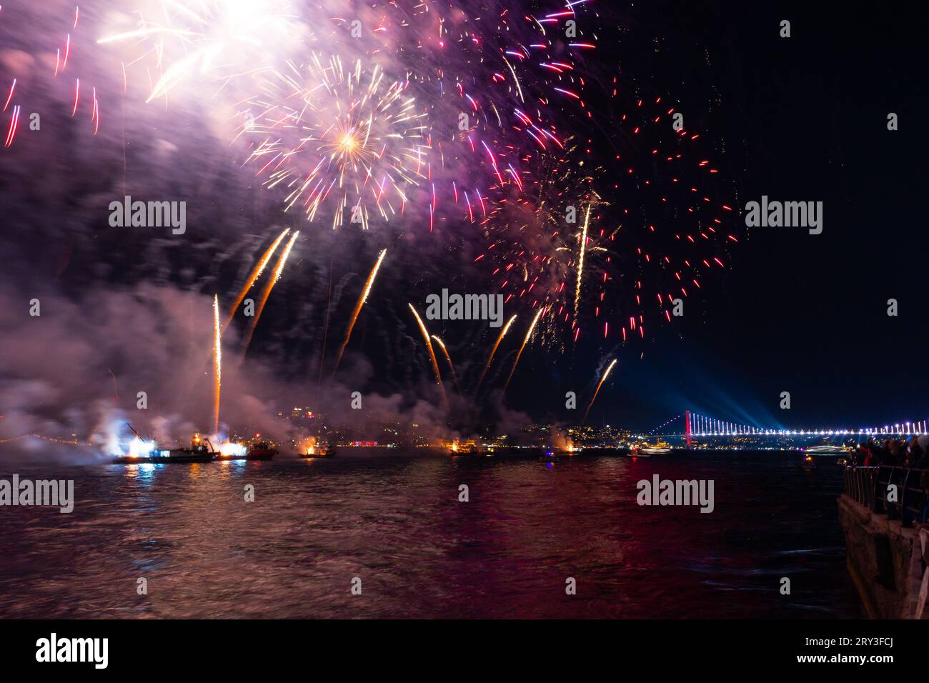 Véritable feu d'artifice sur le détroit du Bosphore. Célébration des fêtes nationales de Turkiye. 100e anniversaire de la république de Turkiye concept phot Banque D'Images