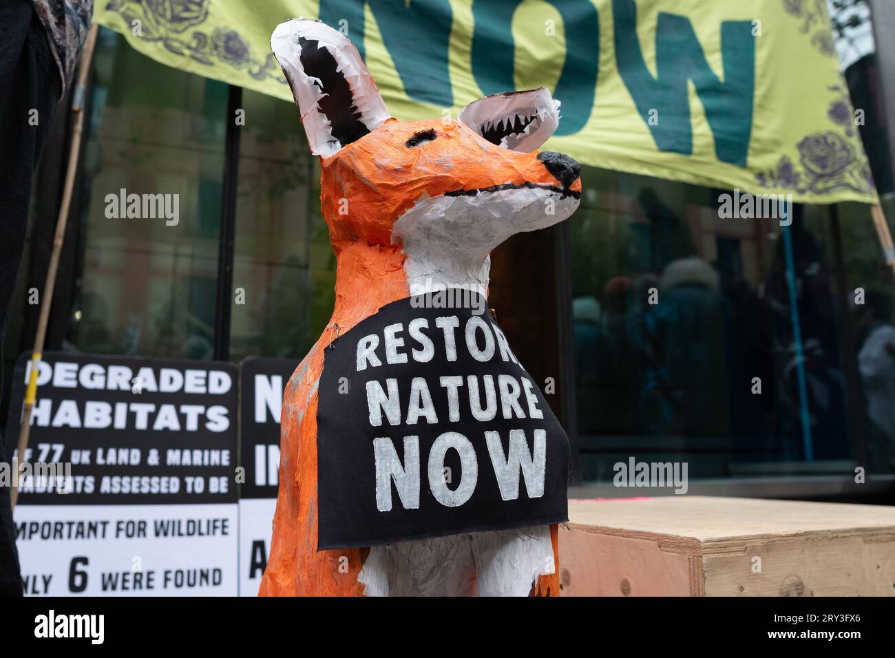 Londres, Royaume-Uni. 28 septembre 2023. Une coalition de groupes environnementaux se réunit au ministère de l'Environnement, de l'alimentation et des Affaires rurales pour appeler le gouvernement à prendre des mesures pour mettre fin à ce que les scientifiques ont décrit comme une "crise croissante de la biodiversité" au Royaume-Uni. Il fait suite à la publication du rapport « État de la nature » qui évaluait que le Royaume-Uni est aujourd'hui l'un des pays les plus appauvris de la planète, en grande partie en raison des pratiques agricoles et du changement climatique. Crédit : Ron Fassbender/Alamy Live News Banque D'Images