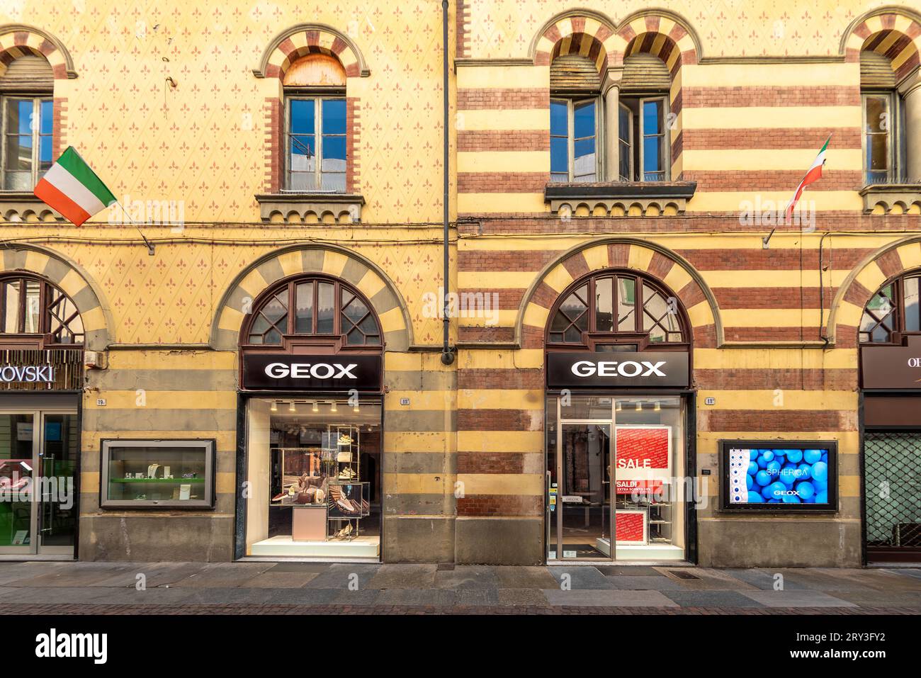 Alba, Italie - 20 août 2023 : magasin de chaussures Geox dans un bâtiment historique de la rue principale via Vittorio Emanuele. Geox est une co de vêtements italienne à succès Banque D'Images