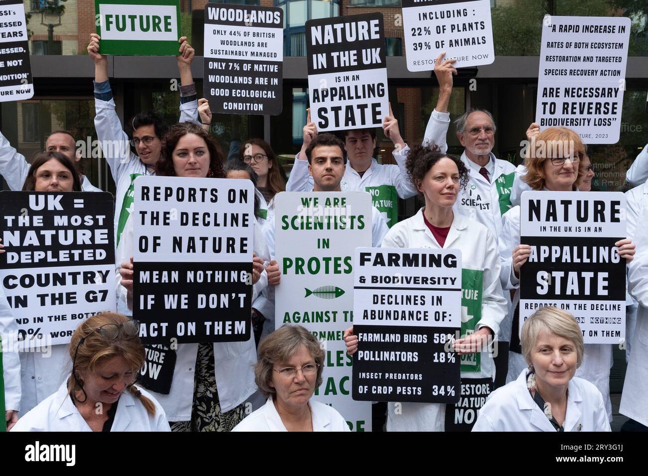 Londres, Royaume-Uni. 28 septembre 2023. Des scientifiques se joignent à une coalition de groupes environnementaux qui se rassemblent au ministère de l'Environnement, de l'alimentation et des Affaires rurales pour appeler le gouvernement à prendre des mesures pour mettre fin à ce qui est décrit comme une «crise croissante de la biodiversité» au Royaume-Uni. Il fait suite à la publication du rapport « État de la nature » qui évaluait que le Royaume-Uni est aujourd'hui l'un des pays les plus appauvris de la planète, en grande partie en raison des pratiques agricoles et du changement climatique. Crédit : Ron Fassbender/Alamy Live News Banque D'Images