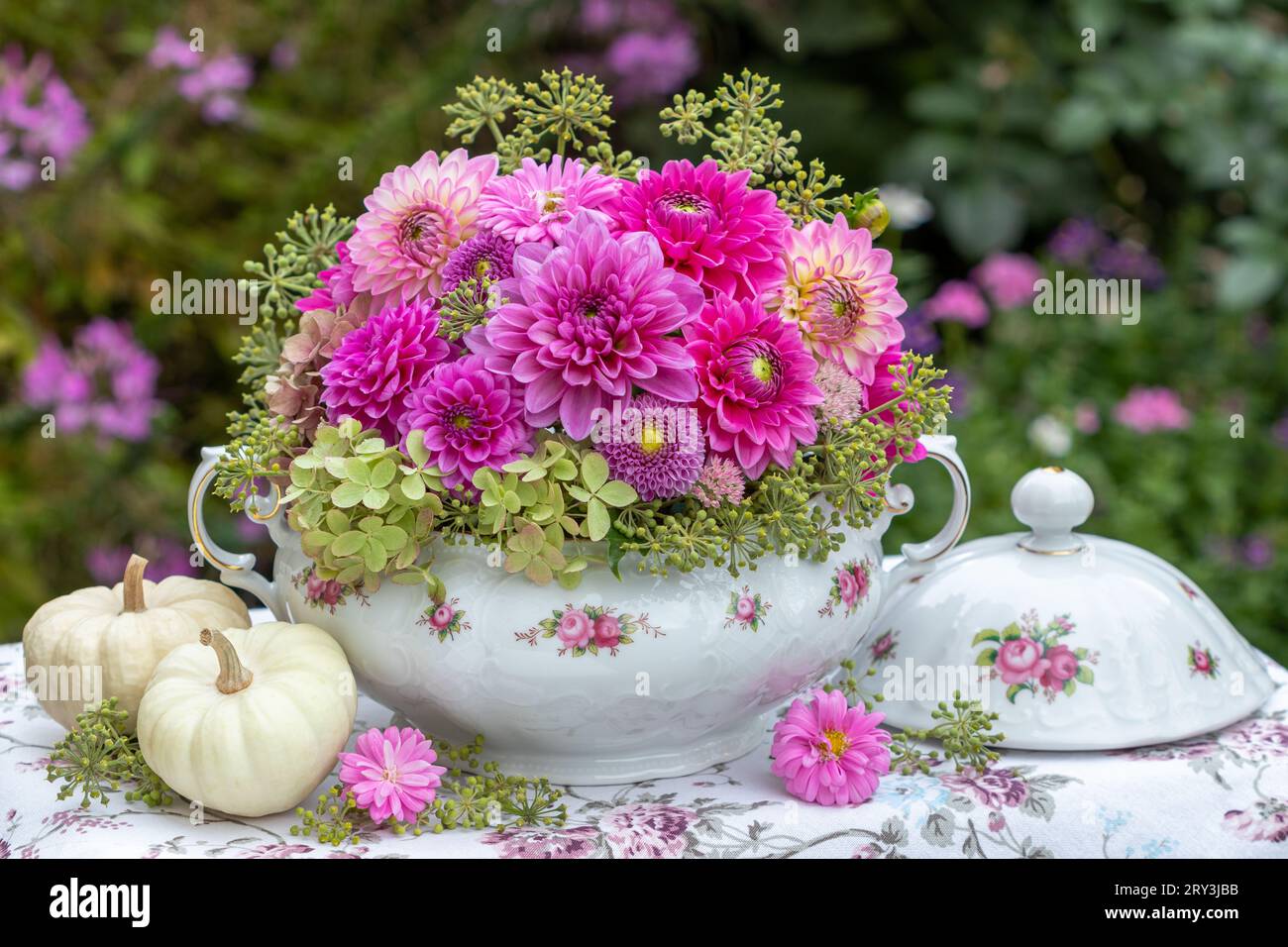 arrangement floral romantique de dahlias roses dans une soupe vintage et des citrouilles blanches Banque D'Images