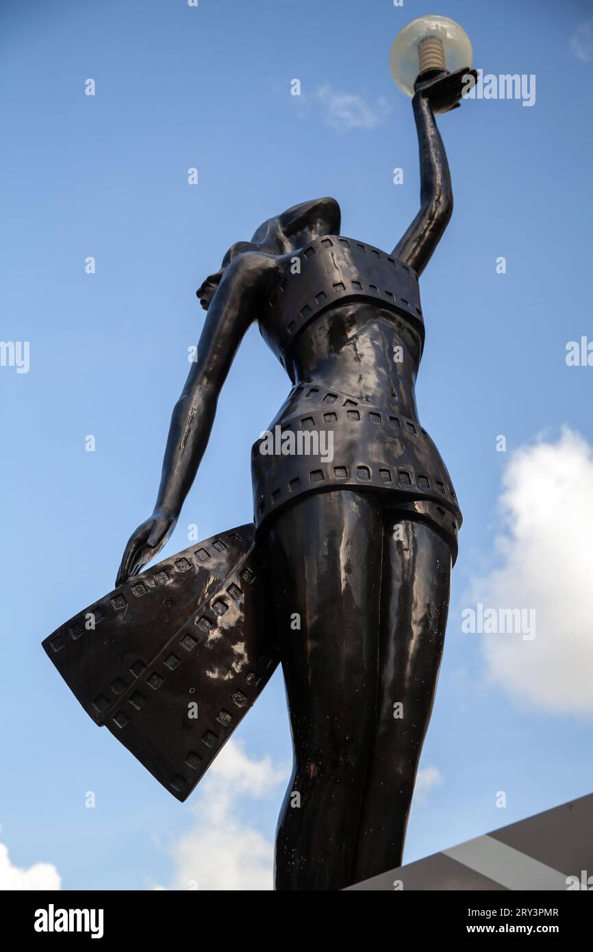 Hong Kong - 13 juillet 2017 : statue située dans le jardin des étoiles de Hong Kong. Tsim Sha Tsui East Waterfront Podium Garden Banque D'Images