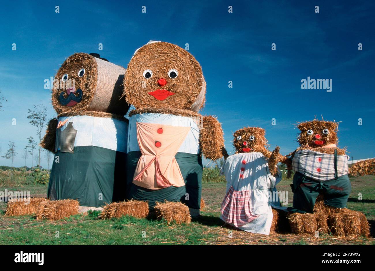 Figurines en balles de paille, Mecklembourg-Poméranie occidentale, Allemagne Banque D'Images