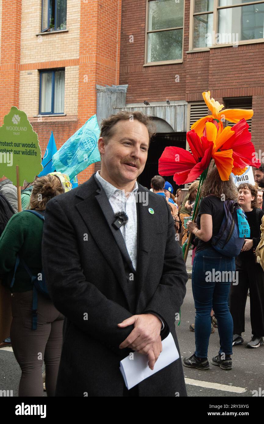 Londres, Royaume-Uni. 28 septembre 2023. Acteur Samuel West, fils des acteurs Pruenella Scales et Timothy West. Samuel est un mécène de la RSPB, a rejoint les représentants de plus de 40 ONG de faune et de flore sauvages et environnementales aujourd'hui devant les bureaux du Department for Environment Food & Rural Affairs (DEFRA) à Londres lors de la manifestation Restore nature Now. Suite à la publication du rapport sur l'état de la nature, les manifestants et les écologistes appellent le Premier ministre Rishi Sunak et le gouvernement à faire plus pour protéger la nature et l'environnement au Royaume-Uni. Au Royaume-Uni, une espèce sur six est menacée d'extinction. Simil Banque D'Images