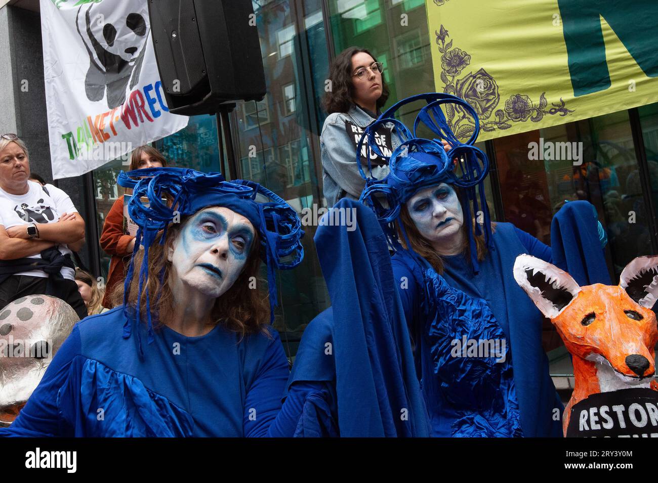 Londres, Royaume-Uni. 28 septembre 2023. Artistes mime silencieux, extinction Rebellion Blue Rebels représentant Ocean Rebellion. Des représentants de plus de 40 ONG de la faune et de l'environnement se sont joints aux présentateurs de la BBC Wildlife Television Chris Packham et Megan McCubbin aujourd'hui devant les bureaux du Department for Environment Food & Rural Affairs (DEFRA) à Londres lors de la manifestation Restore nature Now. Suite à la publication du rapport sur l'état de la nature, les manifestants et les écologistes appellent le Premier ministre Rishi Sunak et le gouvernement à faire plus pour protéger la nature et l'environnement au Royaume-Uni. Un sur six Banque D'Images