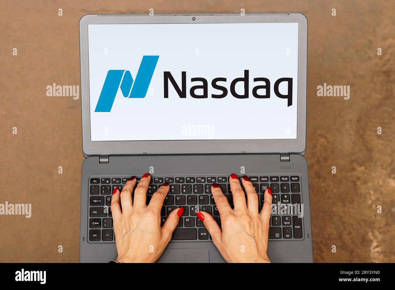 Sur cette photo, le logo Nasdaq est affiché sur l'écran d'un ordinateur portable. Banque D'Images
