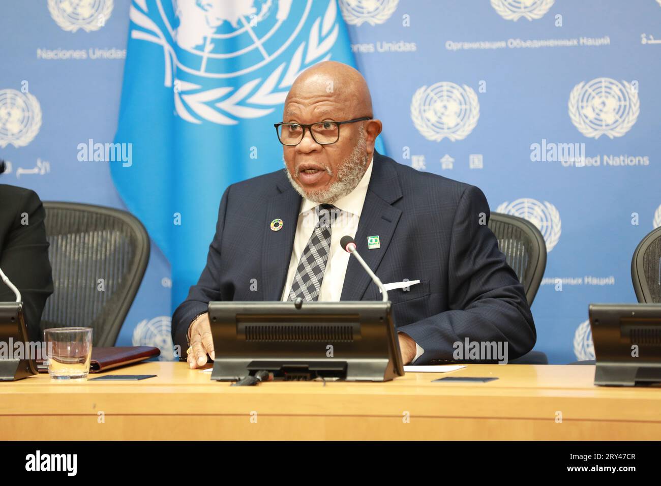 Nations Unies. 28 septembre 2023. Le président de l'Assemblée générale des Nations Unies, Dennis Francis, prend la parole lors d'un point de presse au siège de l'ONU à New York, le 28 septembre 2023. François a exhorté jeudi les autorités afghanes à reconsidérer leur décision d’interdire aux femmes et aux filles une éducation adéquate. Crédit : XIe E/Xinhua/Alamy Live News Banque D'Images