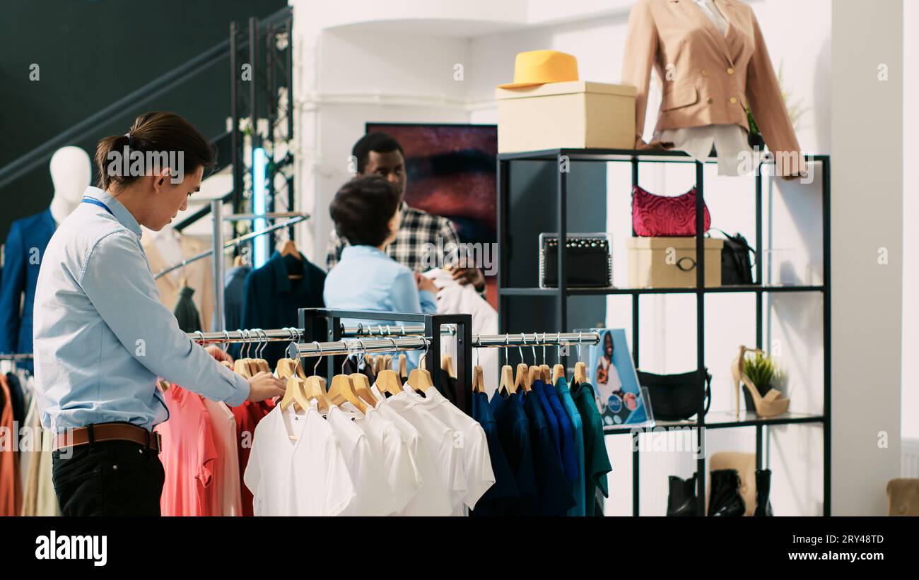 Client Afro-américain Regardant Des Cintres Pleins De Vêtements à La Mode  Dans Une Boutique Moderne