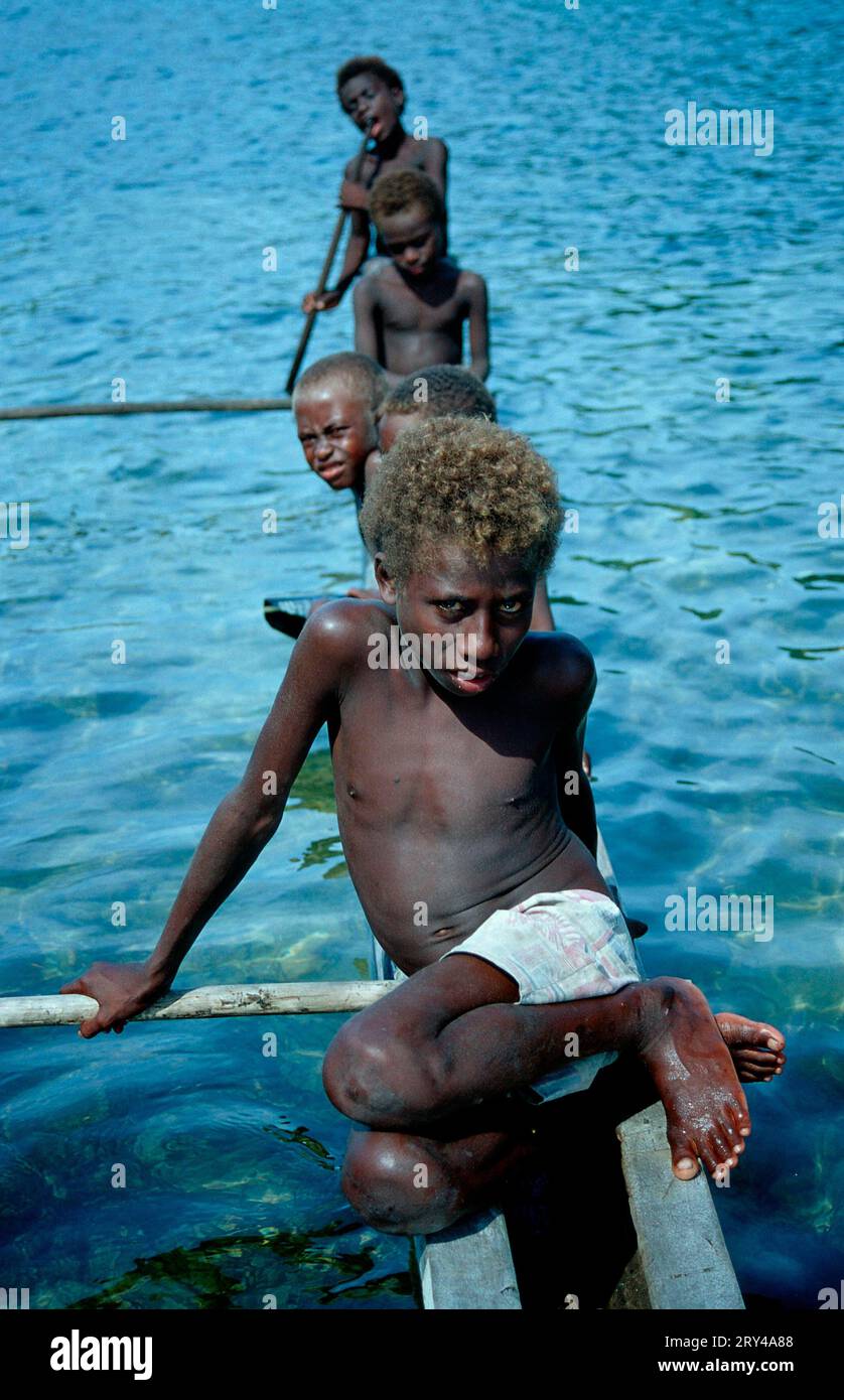 Enfants dans le bateau, près de Kavieng, Papouasie-Nouvelle-Guinée Banque D'Images