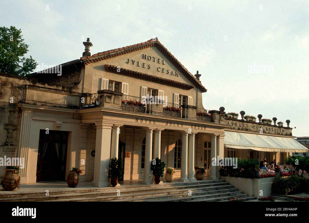 Hôtel "Jules Cesar" et/ou Restaurant "Lou marques", Arles, Bouches-du-Rhône, Provence, Sud de la France, paysage, format horizontal Banque D'Images