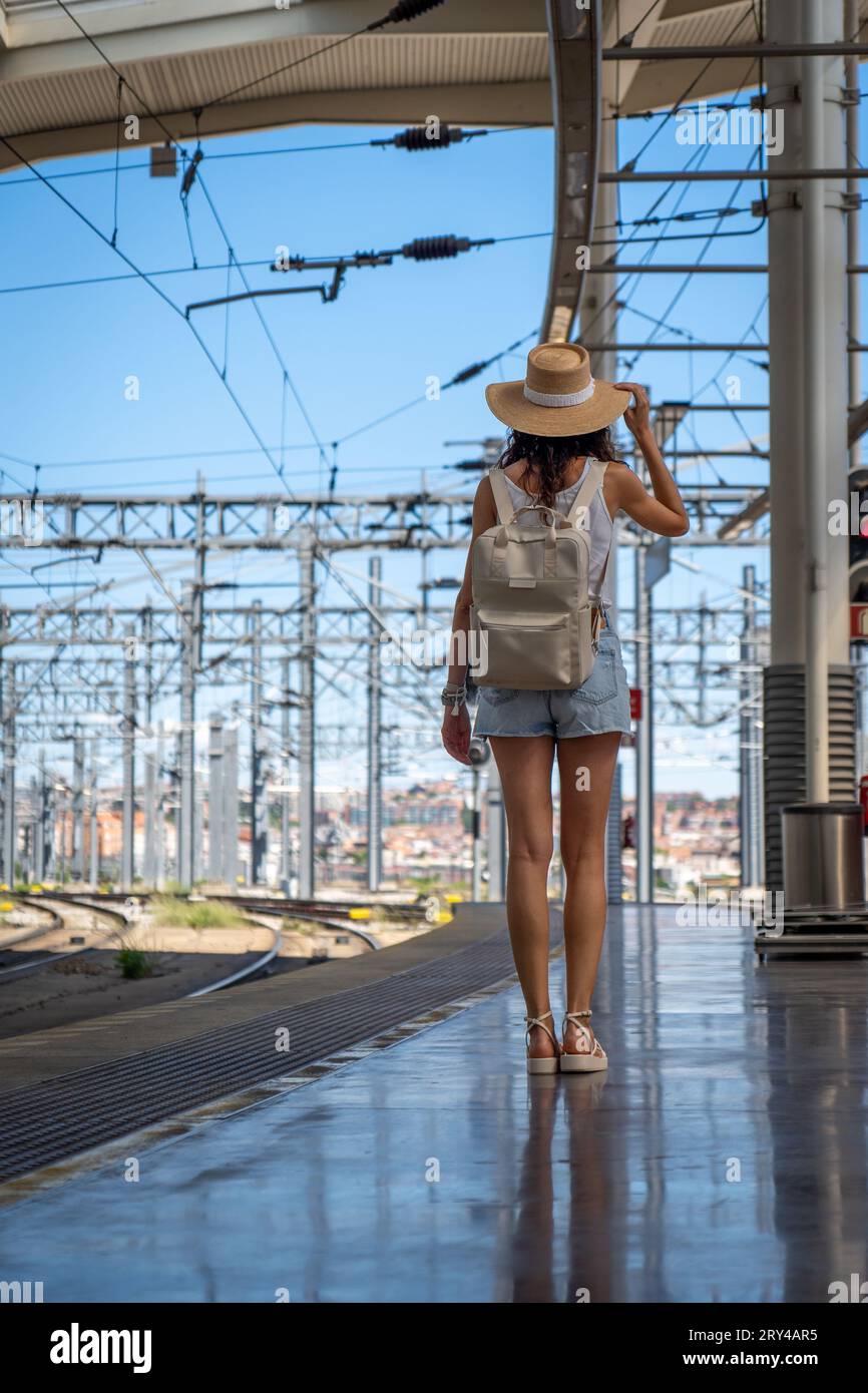 Femme en short attendant sur les voies ferrées Banque D'Images