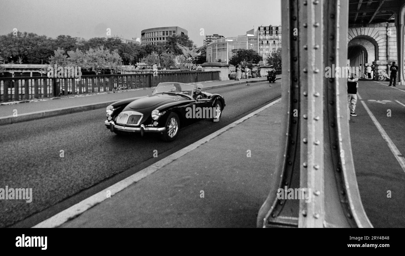 Touristes conduisant en voiture de sport, Pont de Bir Hakeim, Paris France Banque D'Images