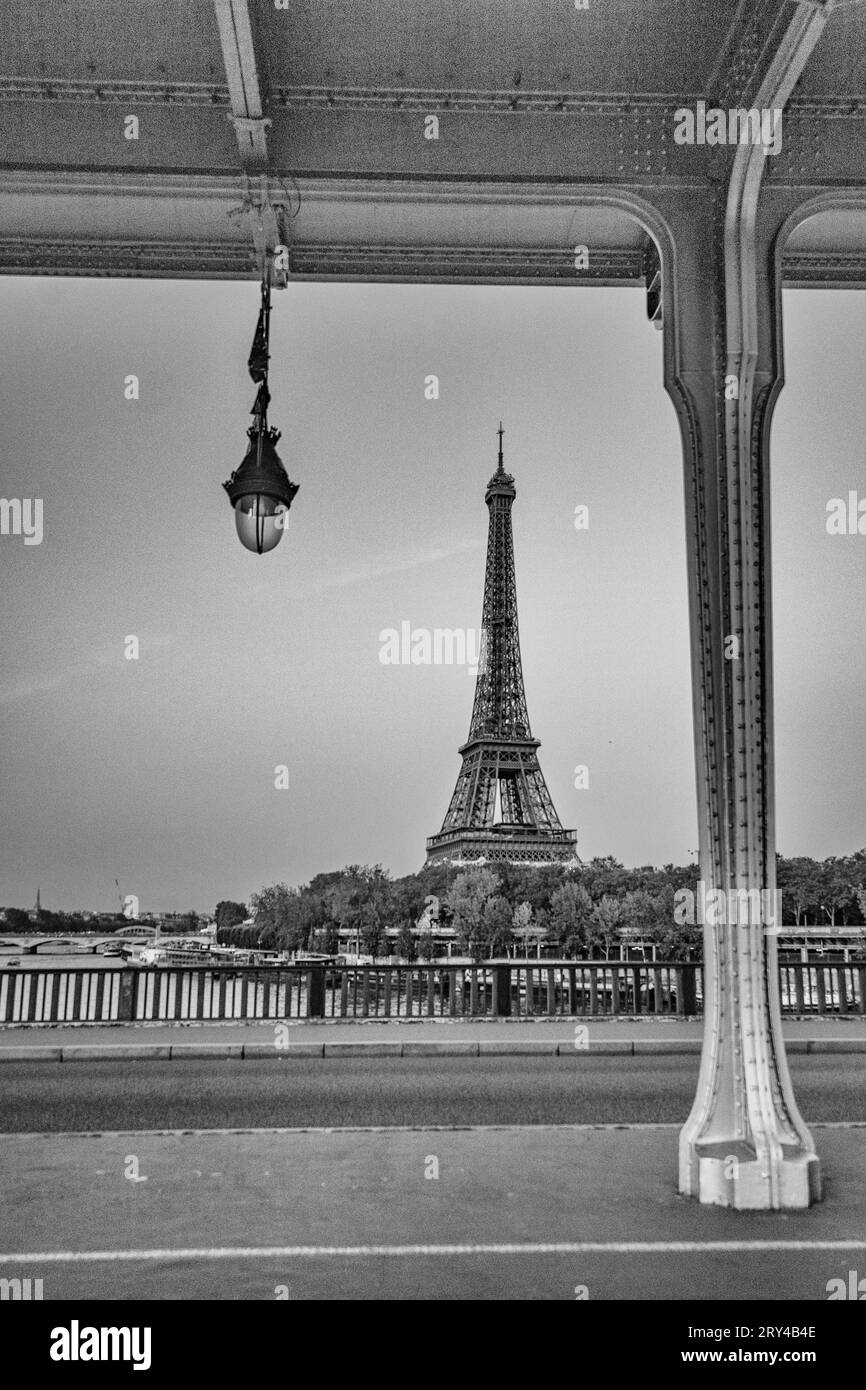 Tour Eiffel vue sous le pont de Bir Hakeim sur la Seine, Paris, France Banque D'Images