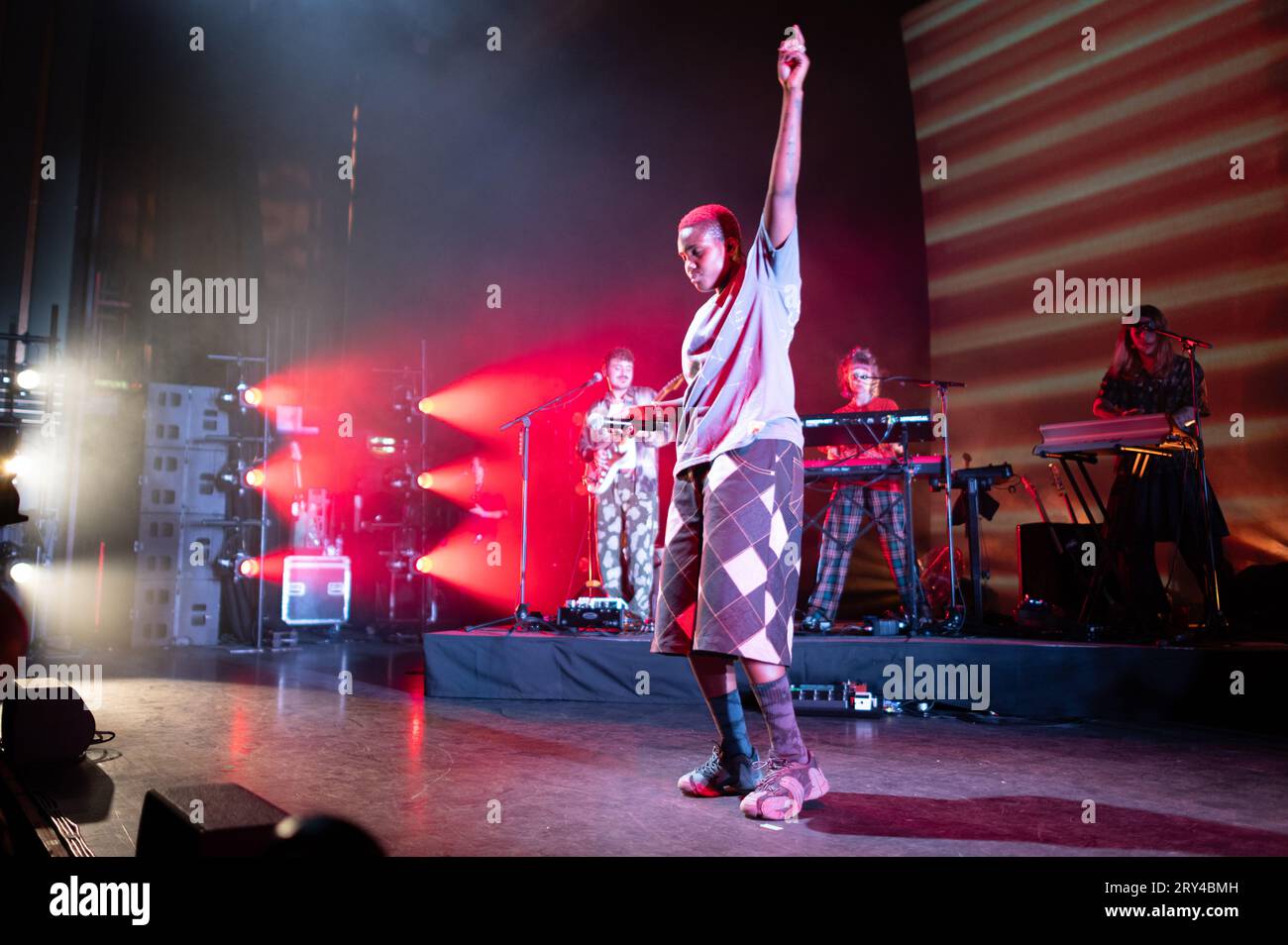 Hammersmith, Londres, 28/09/2023, chanteur Arlo Parks en concert à Eventim Apollo, Hammersmith, Londres pendant la tournée « My Soft machine ». Crédit : John Barry/Alamy Live News Banque D'Images Hammersmith, Londres, 28/09/2023, chanteur Arlo Parks en concert à Eventim Apollo, Hammersmith, Londres pendant la tournée « My Soft machine ». Crédit : John Barry/Alamy Live News Banque D'Images