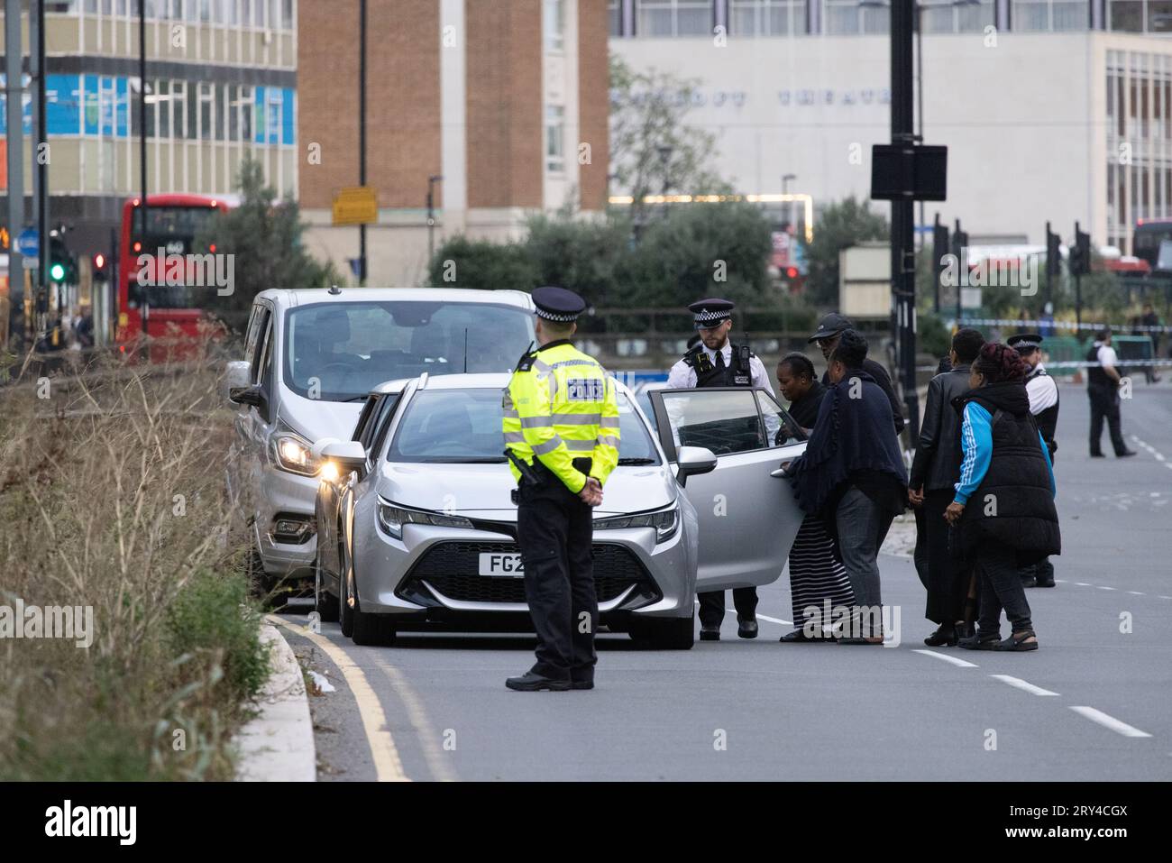 Scène du coup de couteau mortel où Elianne ANDAM, une élève de l'école privée Old Palace de John Whitgift, a été attaquée et tuée hier à 8h30 alors qu'elle descendait du bus à Croydon, South London, Croydon, Londres, Royaume-Uni 28 septembre 2023 crédit : Jeff Gilbert/Alamy Live News Banque D'Images