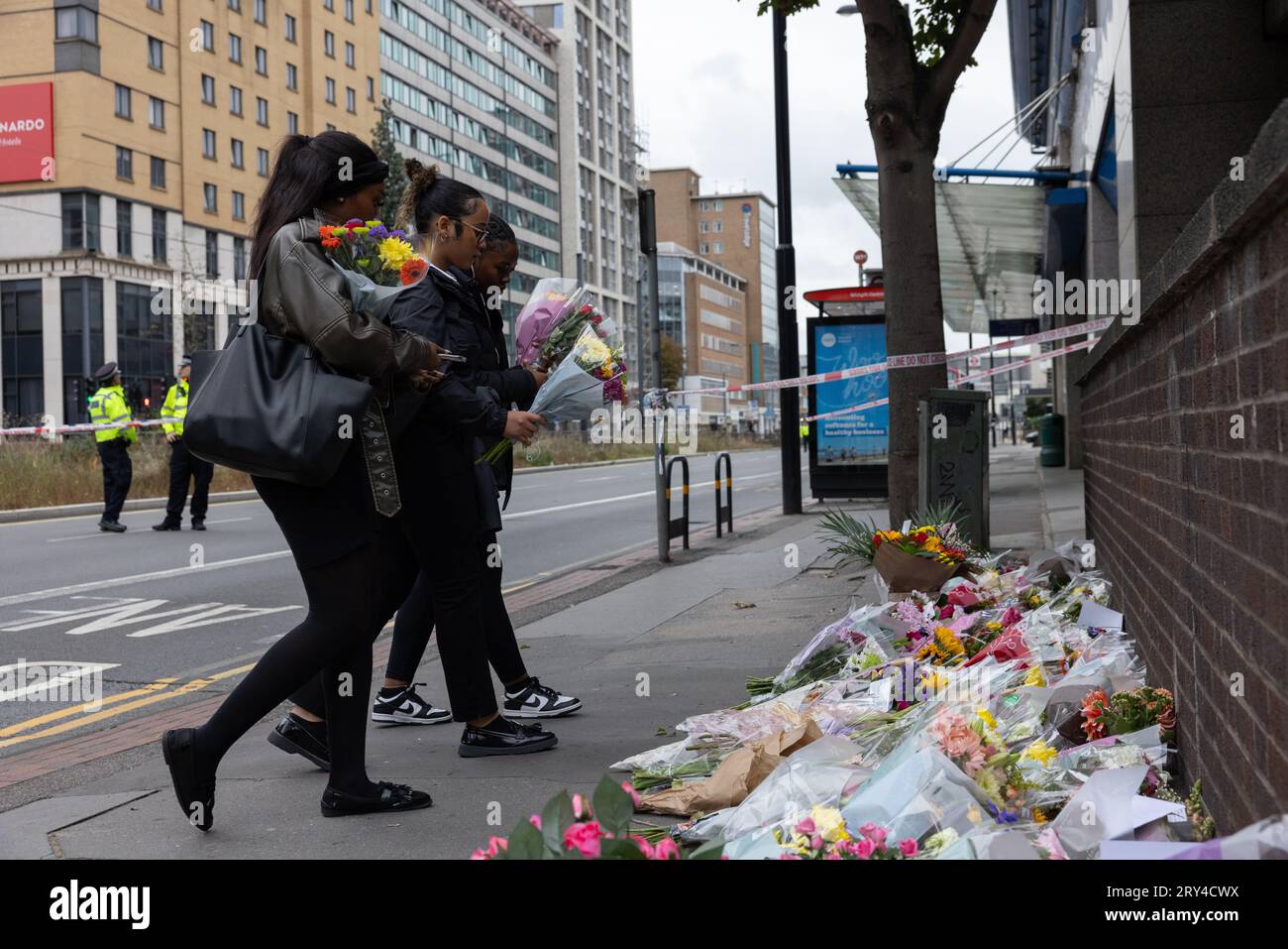 Les gens de la région déposent des fleurs près de la scène de la mort poignardée de fleurs où Elianne ANDAM, une élève de l'école privée Old Palace of John Whitgift, a été attaquée et tuée hier à 8h30 alors qu'elle descendait du bus à Croydon, South London, Croydon, London, Royaume-Uni 28 septembre 2023 crédit : Jeff Gilbert/Alamy Live News Banque D'Images