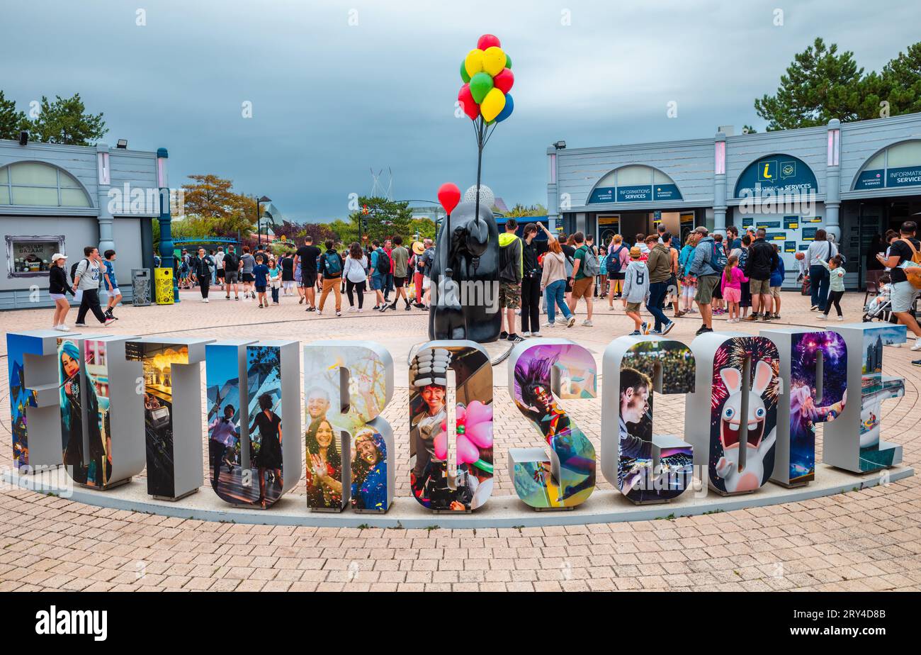 Poitiers, France - 14 août 2023 : le Futuroscope est un parc à thème en France qui traite des technologies médiatiques du futur. Il est situé dans C Banque D'Images