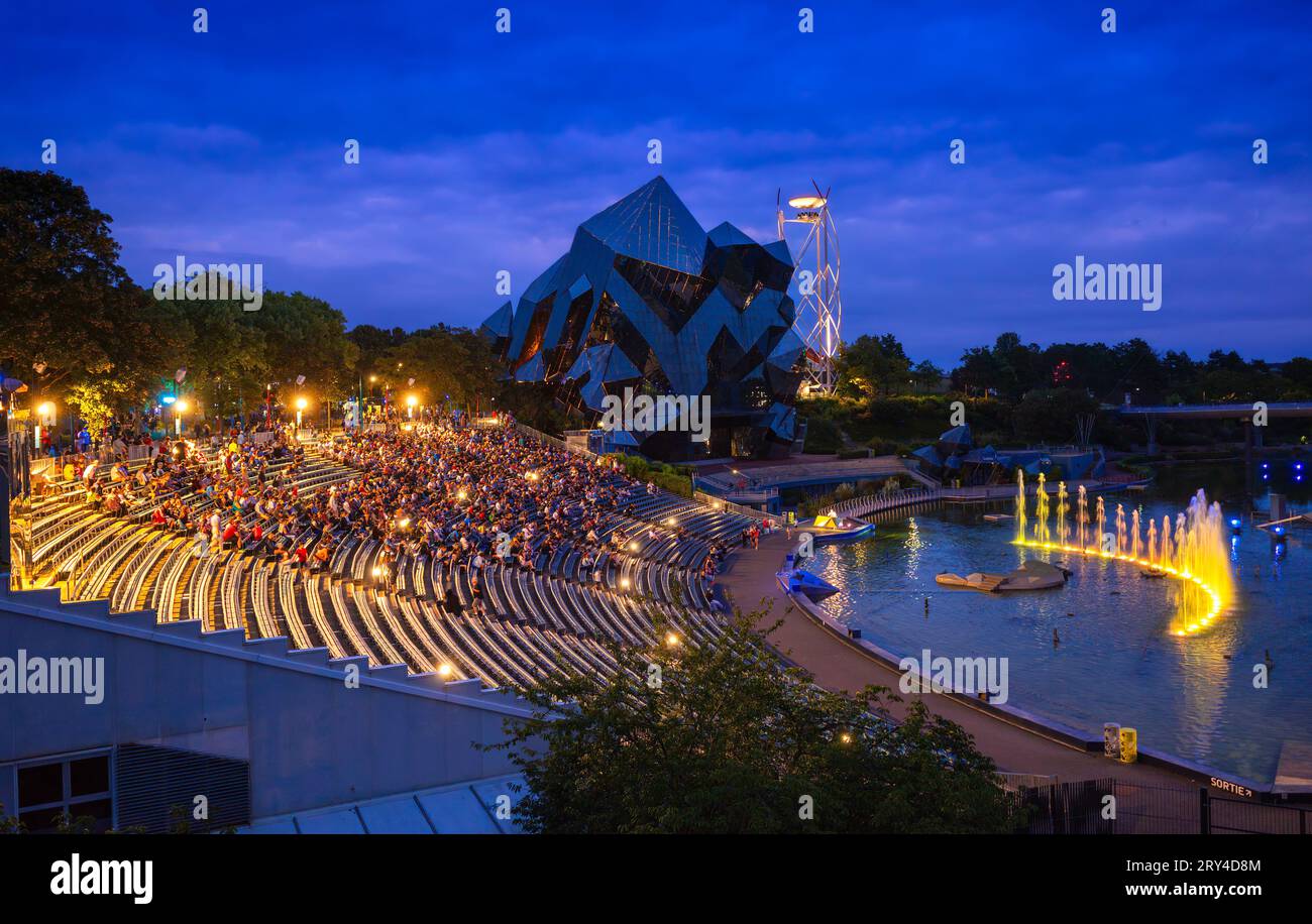 Poitiers, France - 14 août 2023 : le Futuroscope est un parc à thème en France qui traite des technologies médiatiques du futur. Il est situé dans C Banque D'Images