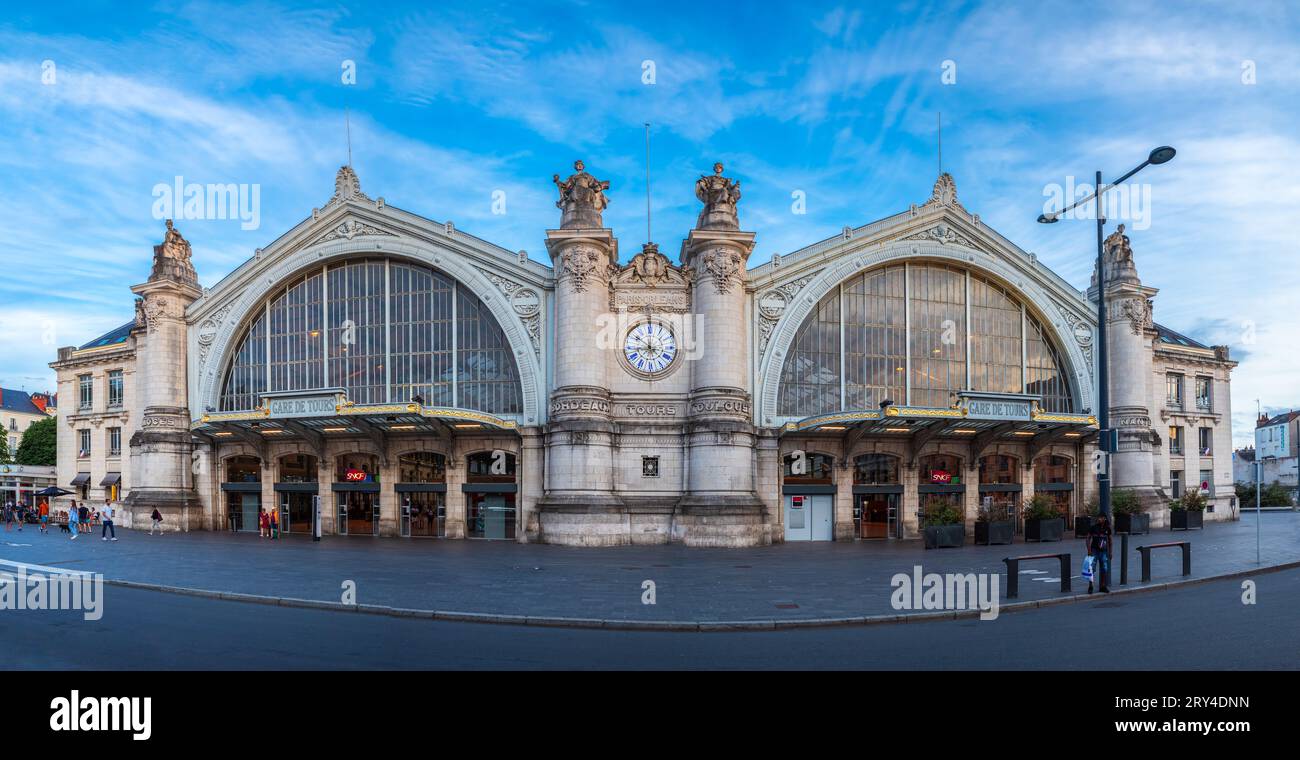 Tours, France - 8 août 2023 : bâtiment historique de la gare de Tours, construit en 1898 par l'architecte Victor Laloux. Banque D'Images