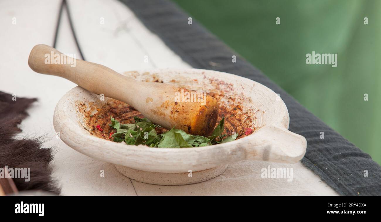 Mortarium ou mortier romain avec de la nourriture. Concept de gastronomie romaine antique Banque D'Images