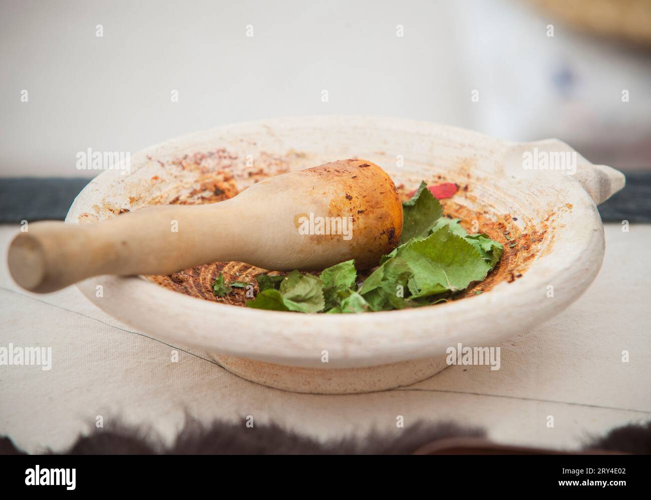 Mortarium ou mortier romain avec de la nourriture. Concept de gastronomie romaine antique Banque D'Images