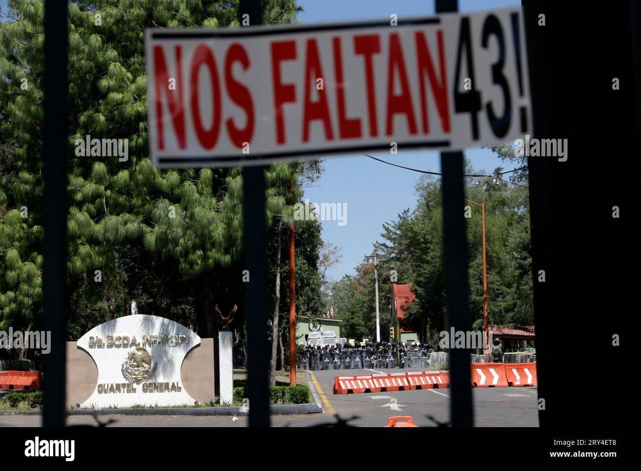 Naucalpan, État de Mexico, Mexique. 28 septembre 2023. 28 septembre 2023, Naucalpan, État de Mexico, Mexique : Camp militaire 1 installations gardées par du personnel militaire en raison du camp des parents des élèves Ayotzinapa dans la municipalité de Naucalpan, État de Mexico. Le 28 septembre 2023 à Naucalpan, État de Mexico, Mexique (photo de Luis Barron/Eyepix Group/Sipa USA). Crédit : SIPA USA/Alamy Live News Banque D'Images