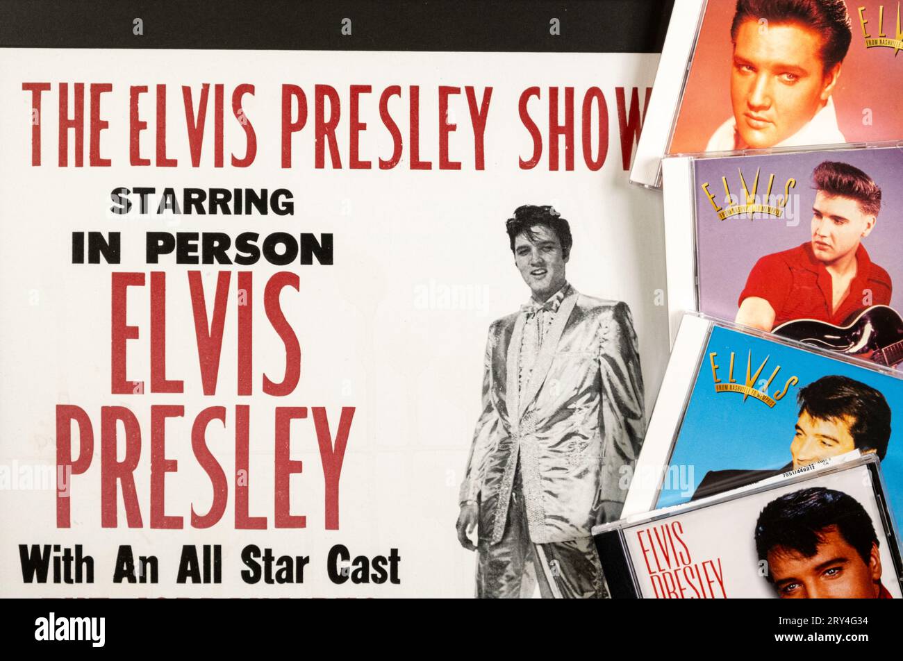 Flat Lay of Elvis Presley Music CD set sur l'affiche d'Elvis live show Banque D'Images Flat Lay of Elvis Presley Music CD set sur l'affiche d'Elvis live show Banque D'Images