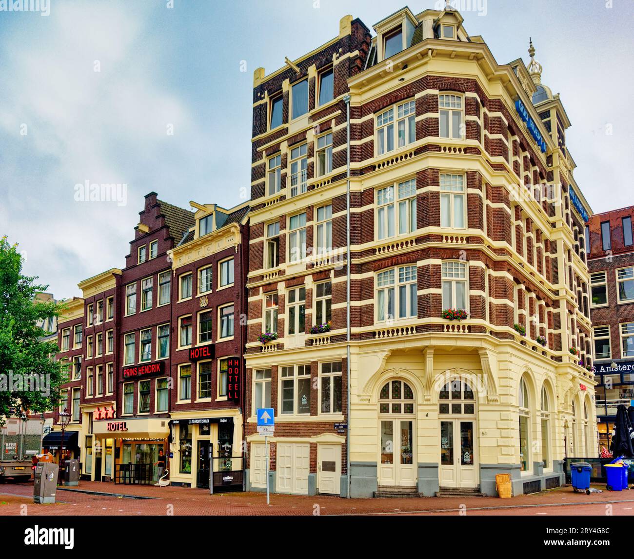 AMSTERDAM, PAYS-BAS - 24 août 2023 : Amsterdam est la capitale des pays-Bas, connue pour son patrimoine artistique, son système de canaux élaboré et son Hou étroit Banque D'Images