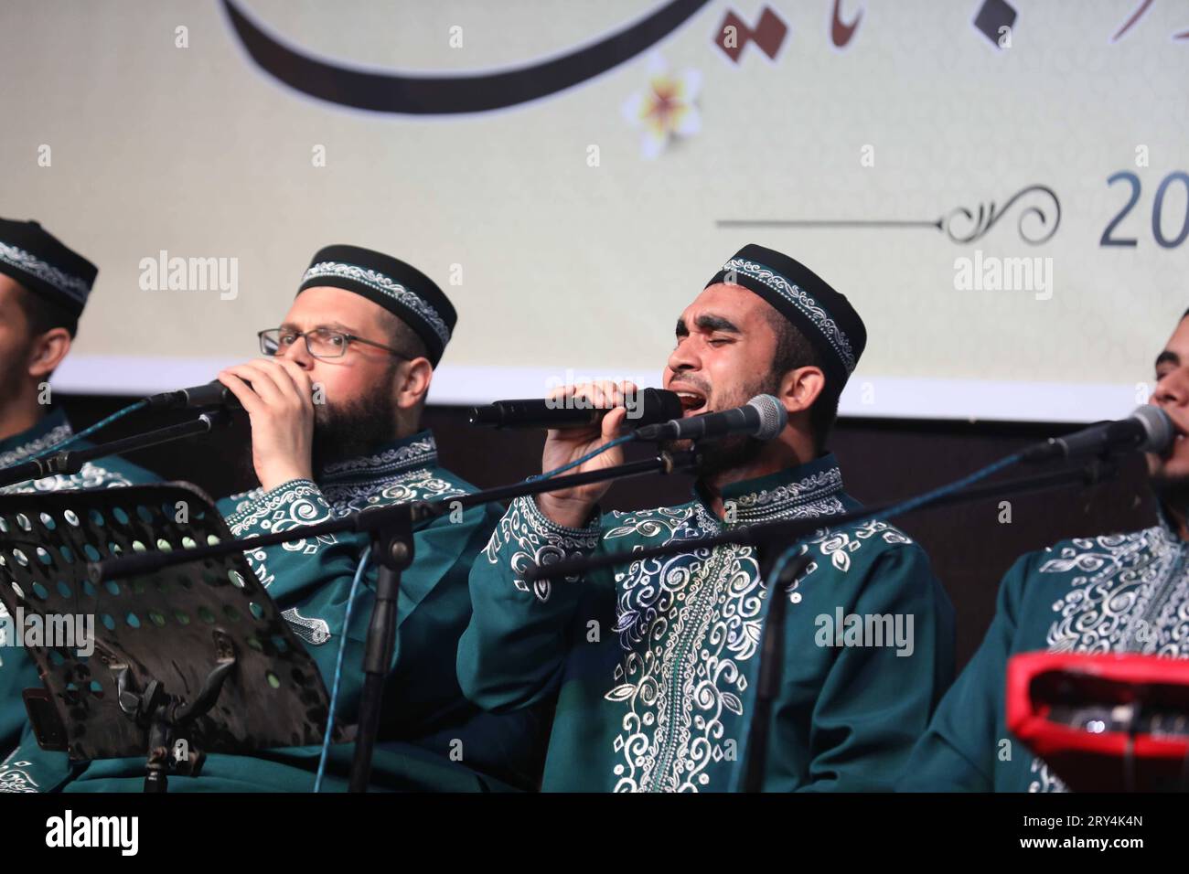 Middle East News/Gaza/Territoires palestiniens les Palestiniens célèbrent l’anniversaire des prophètes devant la mosquée Al-Katiba à Gaza, le 28 septembre 2023. L'histoire de cette célébration remonte aux premiers jours de l'Islam, lorsque certains de ses adeptes ont commencé à tenir des sessions de poésie et des poèmes. Des chansons composées pour honorer Muhammad ont été récitées et chantées à la foule. Bande de Gaza Palestine Copyright : xMahmoudxxAjjourx 101A3361 crédit : Imago/Alamy Live News Banque D'Images