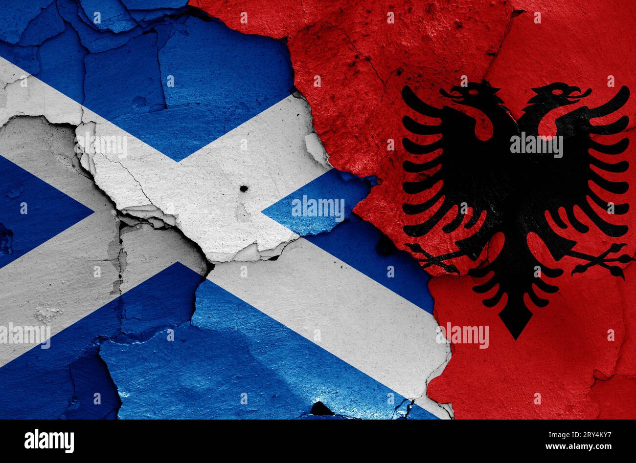 Drapeaux de l'Écosse et de l'Albanie peints sur mur fissuré Banque D'Images
