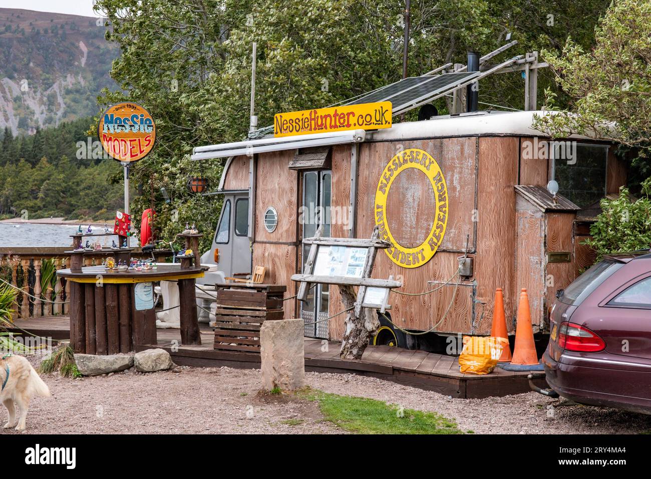 DAS Nessie Sery Independent Research Center von Steve Feltham, dem selbsternannten Nessie Hunter - Der Strand Dores Beach am Ostufer von Loch Ness in Schottland ist ein beliebter Spot für Wassersportler und Jäger von Nessie, dem Monster von Loch Ness. 28.09.2023 Dores Schottland Großbritannien *** The Nessie Sery Independent Research Center par Steve Feltham, la plage auto-proclamée Nessie Hunter Dores Beach sur la rive est du Loch Ness en Écosse est un endroit populaire pour les amateurs de sports nautiques et les chasseurs de Nessie, The Loch Ness Monster 28 09 2023 Dores Scotland Royaume-Uni Banque D'Images