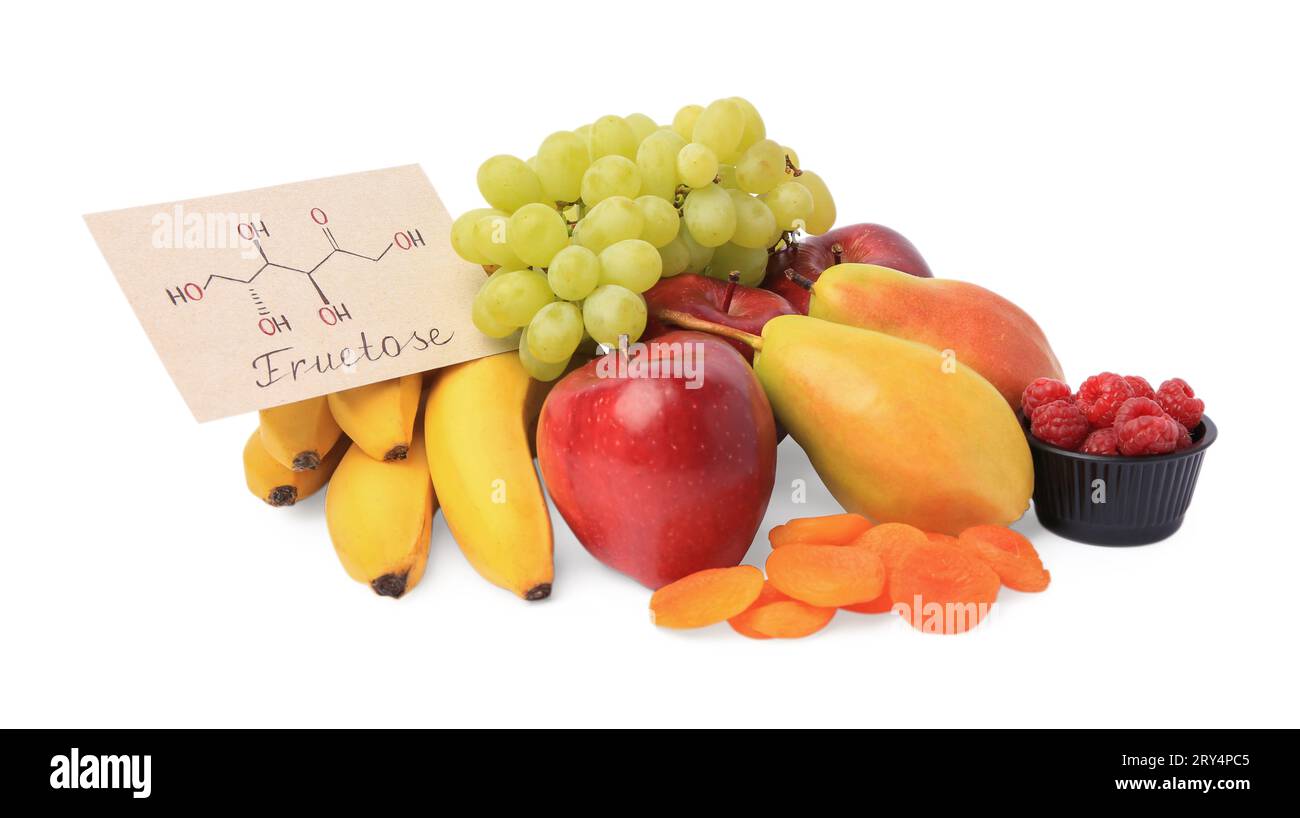 Carte avec mot fructose, délicieux fruits mûrs, framboises et abricots secs isolés sur blanc Banque D'Images