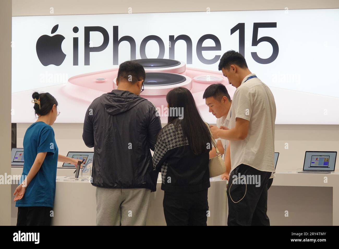 YANTAI, CHINE - 28 SEPTEMBRE 2023 - les clients découvrent le tout nouveau iPhone15 dans un Apple Store à Yantai, dans la province du Shandong, dans l'est de la Chine, au Sud-est Banque D'Images