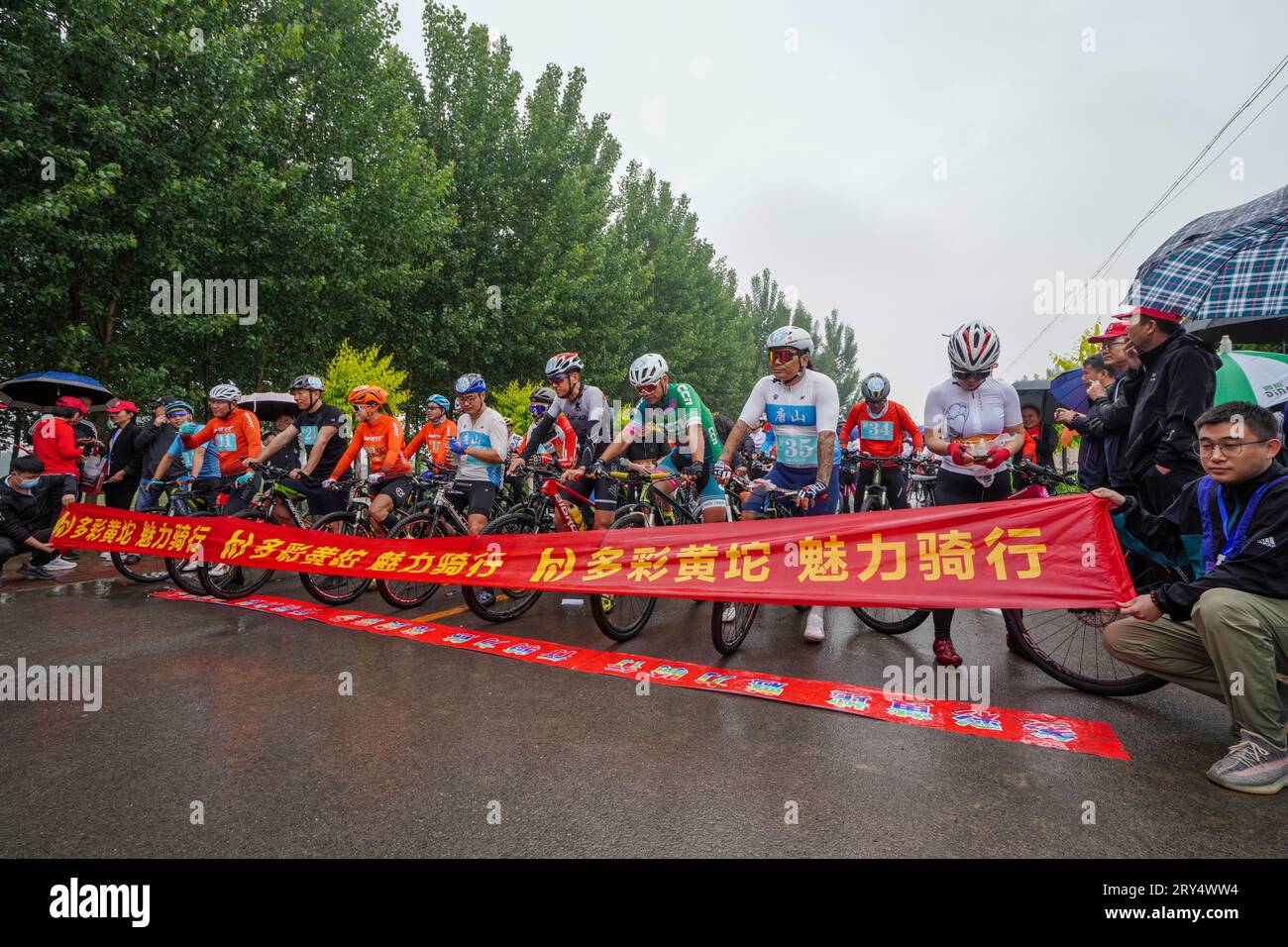 Comté de Luannan, Chine - 27 mai 2023 : les coureurs de la course cycliste attendent le son du pistolet de départ. Banque D'Images