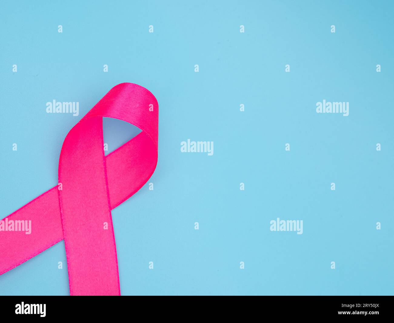 ruban de sensibilisation sarcelle sur fond bleu. concept de soutien à la lutte contre le cancer du col de l'utérus. Banque D'Images