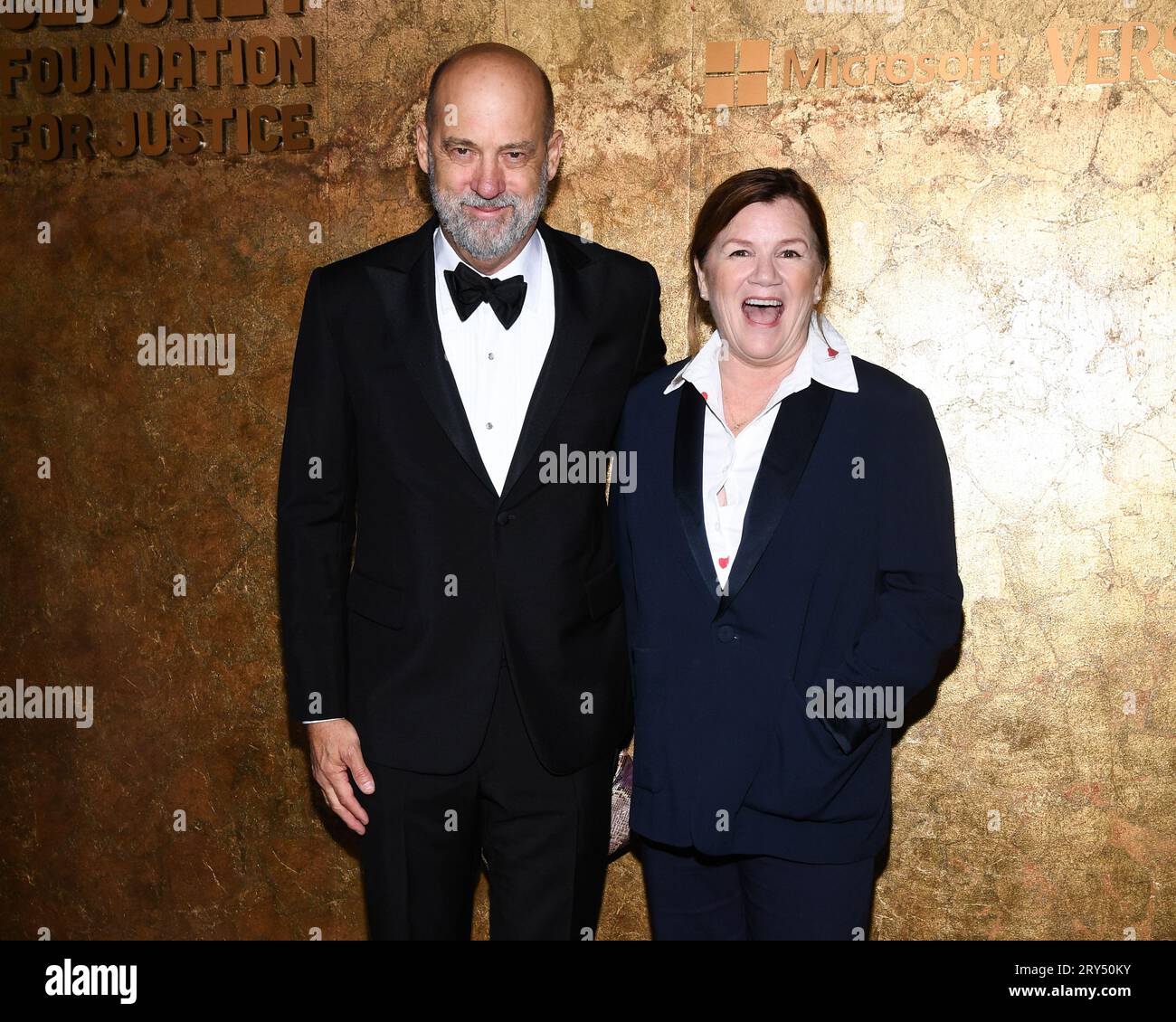 New York, États-Unis. 28 septembre 2023. Anthony Edwards et Mare Winningham marchant sur le tapis rouge lors de l’événement de la Fondation Clooney pour la justice qui honore les courageux défenseurs de la justice aux Albies, organisé par Amal et George Clooney et le président de la Fondation Ford, Darren Walker, qui s’est tenu à la Bibliothèque publique de New York le 28 septembre 2023. (Photo Anthony Behar/Sipa USA) crédit : SIPA USA/Alamy Live News Banque D'Images