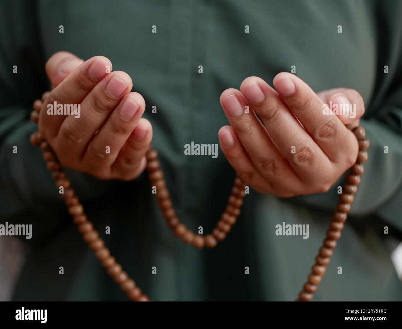 Vue de face de femmes musulmanes levant la main en prière Banque D'Images