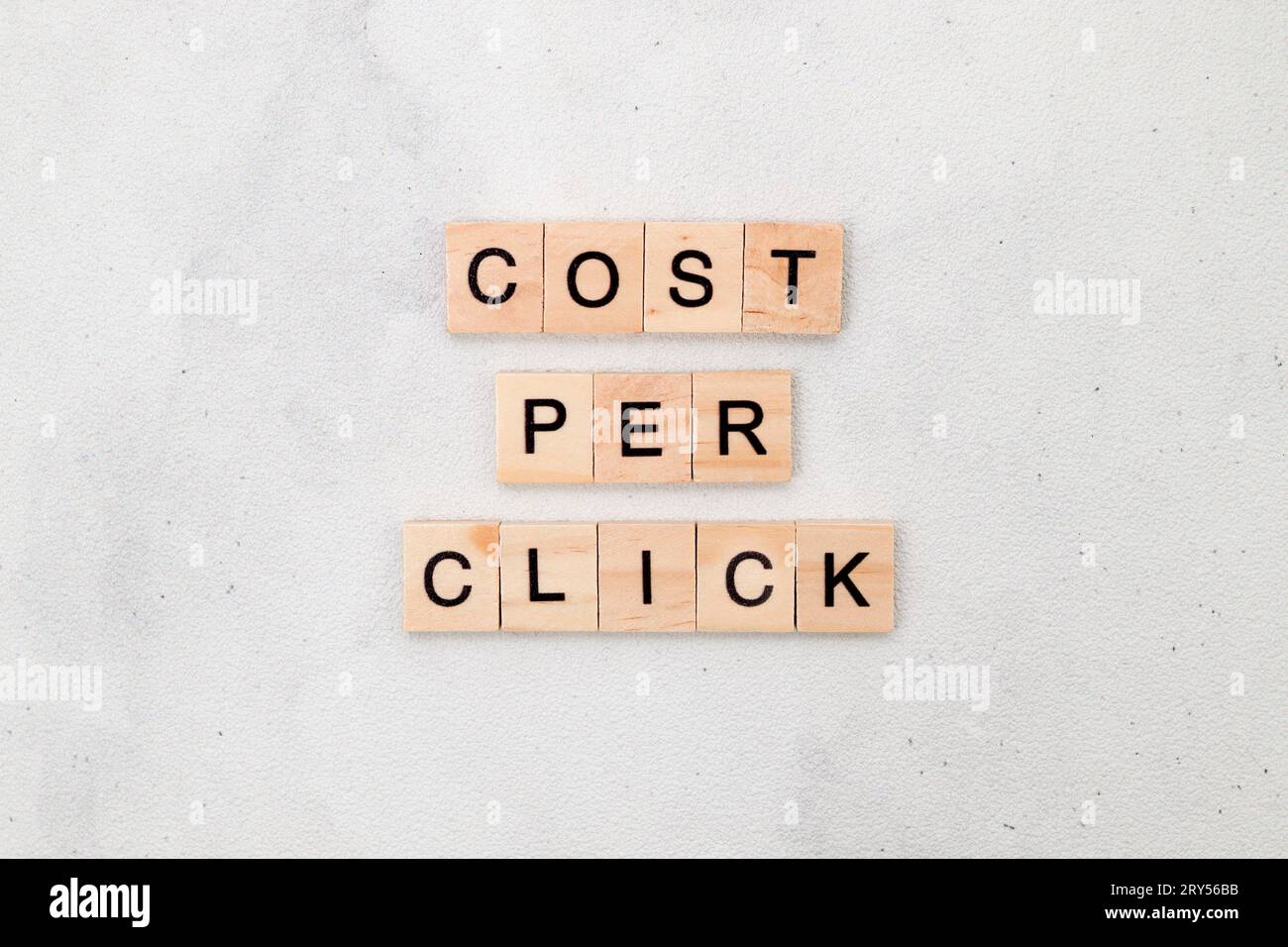 Vue de dessus du coût par mot de clic sur bloc de lettre cube en bois sur fond blanc. Concept commercial Banque D'Images