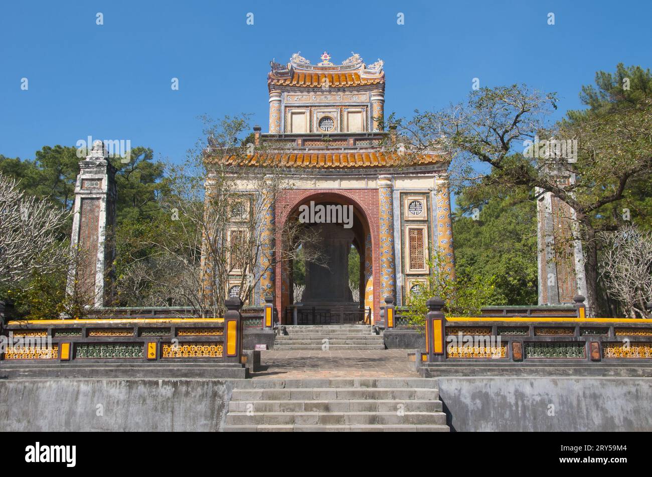 Vietnam : le Pavillon de la stèle à la tombe de l'empereur Tu Duc, Hue. L'empereur Tự Đức (22 septembre 1829 – 17 juillet 1883) (nom complet : Nguyễn Phúc Hồng Nhậm, également Nguyen Phuc Thi) était le quatrième empereur de la dynastie Nguyễn du Vietnam et régna de 1847 à 1883. Fils de l'empereur Thiệu Trị, le prince Nguyễn Phúc Hồng Nhậm succéda à son père sur le trône, avec le titre régnant de Tự Đức, mais les troubles familiaux ont provoqué un départ violent à son époque. Thiệu Trị avait passé son fils aîné plus modéré, Hồng Bảo, pour donner le trône à Tự Đức. Banque D'Images