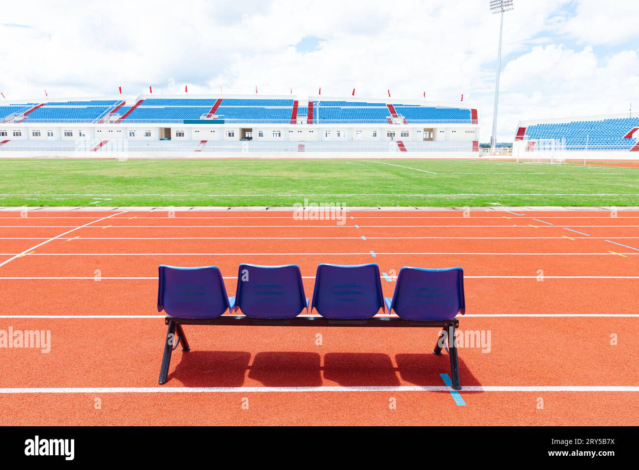 Da Lat ville, Vietnam, juillet 5 2023 : banc de chaise de réserve bleue pour le personnel, l'entraîneur, le banc de joueurs de remplacement dans le stade de sport en plein air Banque D'Images