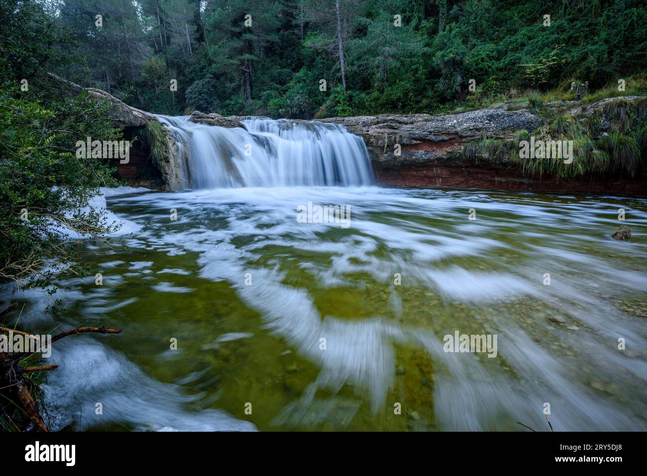 Cascade Toll del Vidre dans la rivière Algars, dans le parc naturel Els ports / Los Puertos, avec un grand débit après de fortes pluies (Tarragone, Espagne) Banque D'Images