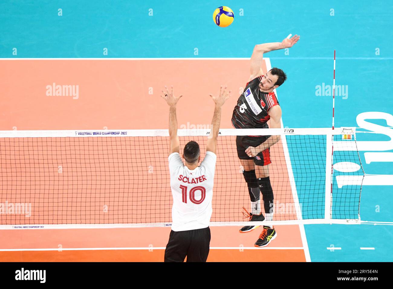 Baturalp Burak Gungor (Turquie), Ryan Sclater (Canada). Championnat du monde de volleyball 2022. Banque D'Images